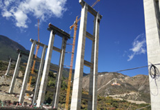 桑然路香巴拉大桥完成墩柱及下部结构施工